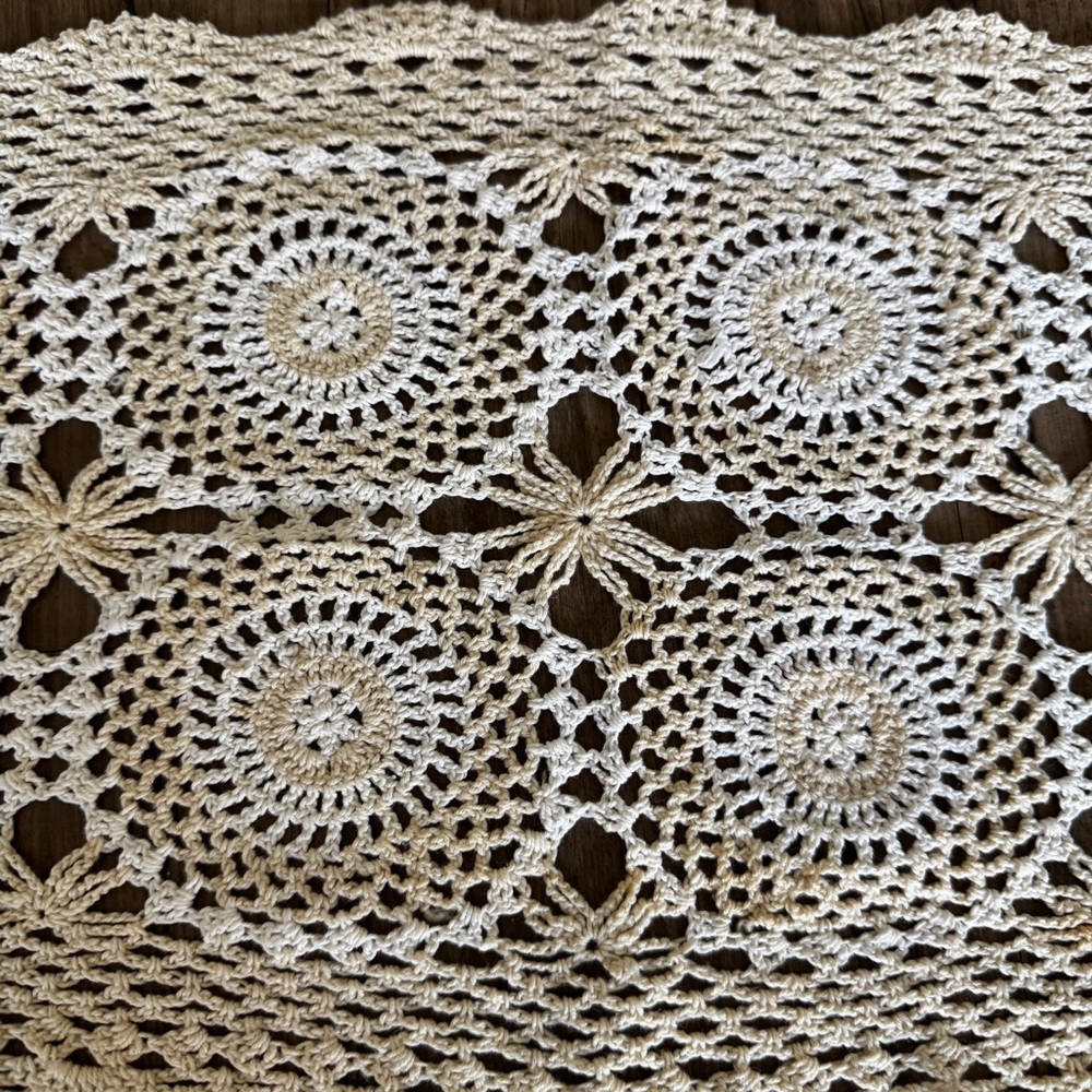 Vintage crochet table runner center piece - Picture 2 of 3
